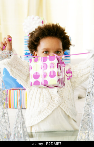 African American enfant ouvrant le cadeau d'anniversaire. Banque D'Images