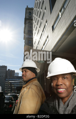 African American les travailleurs de la construction à l'extérieur. Banque D'Images