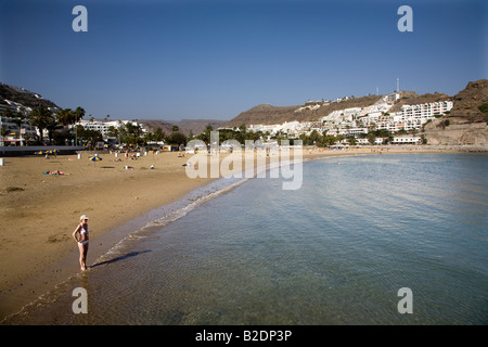 Woman in bikini standing on beach Puerto Rico Gran Canaria Espagne Banque D'Images