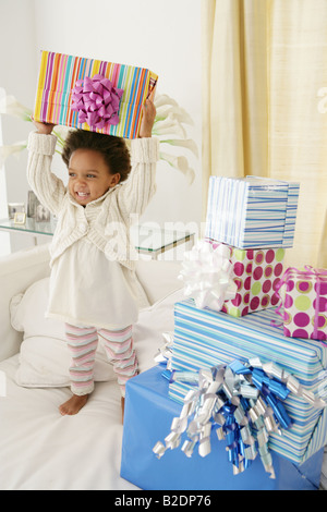 African American enfant avec des cadeaux d'anniversaire. Banque D'Images