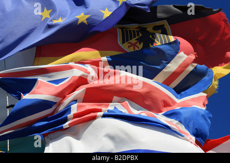 Les drapeaux nationaux de la France au Royaume-Uni et en Allemagne avec le drapeau de l'Union européenne tous les battant ensemble serré shot Banque D'Images