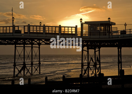 Coucher de soleil derrière la jetée, Worthing, West Sussex, England, UK Banque D'Images