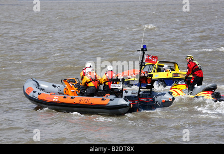 Bateau de sauvetage de la RNLI B721 Rock et maître-nageur en présence de jetski sur Dutton Mariner voiture amphibie Rivery Mersey Liverpool Banque D'Images