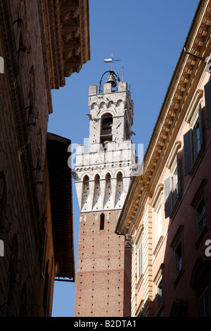 Vue sur Palazzo Pubblico à partir d'une rue latérale, la villes palais civique il Campo Sienne Toscane Italie Europe Banque D'Images