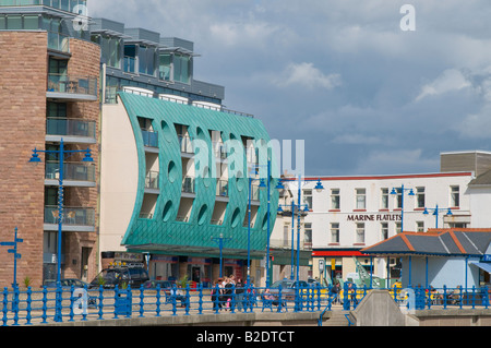 Maison esplanade primé Porthcawl au Pays de Galles UK revêtu de cuivre patiné impopulaire auprès des habitants de la région et connu sous le nom de bottle bank Banque D'Images