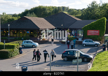 Pont sur l'Abraham services Roadchef Motorway M4 dans le sud du Pays de Galles Banque D'Images