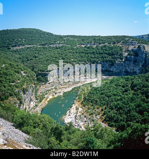 Haute Corniche falaises et rivière Ardèche Gorges de l'Ardèche France Europe Banque D'Images