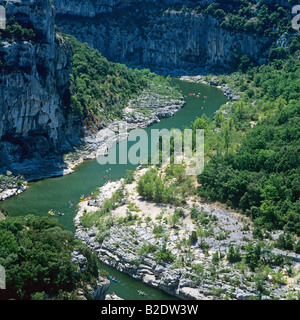 Haute Corniche falaises et rivière Ardèche Gorges de l'Ardèche France Banque D'Images