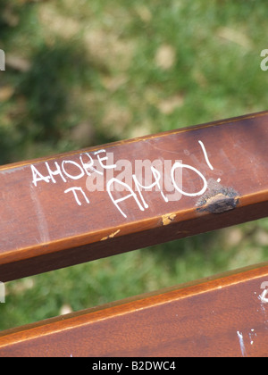 Teen love graffiti sur un banc de parc en Italie Banque D'Images