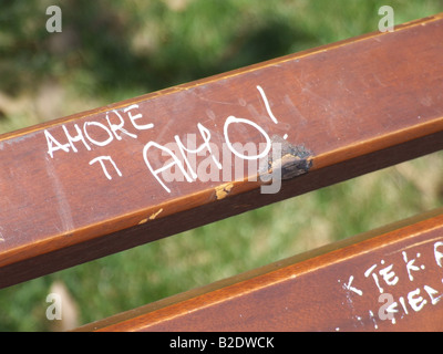 Teen love graffiti sur un banc de parc en Italie Banque D'Images