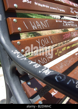 Teen love graffiti sur un banc de parc en Italie Banque D'Images