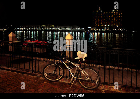 Location PAR LE RIVERWALK DE NUIT À SAVANNAH GEORGIA USA Banque D'Images