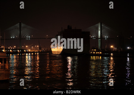 Porte-conteneurs et le pont suspendu au-dessus de la rivière Savannah Savannah en Géorgie, la nuit, l'USA Banque D'Images