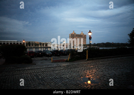 Les pavés, SUR LA RUE DE LA RIVIÈRE ET DU FRONT DE MER DANS LA SOIRÉE DANS LA VIEILLE VILLE DE SAVANNAH, Géorgie, USA Banque D'Images