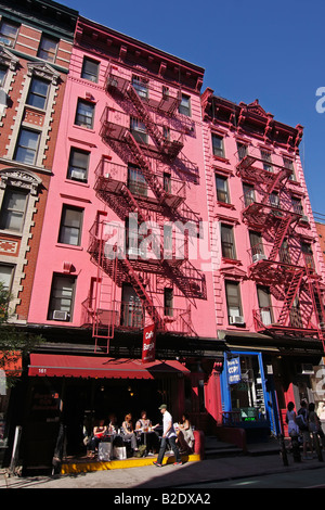 Bâtiment rose avec escalier métallique à SoHo - New York City, USA Banque D'Images