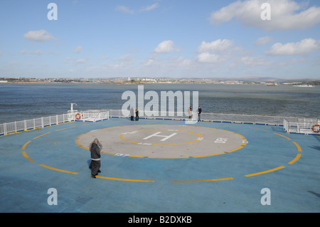 Atterrissage pour hélicoptère sur le pont du ferry Bretagne Pont Aven avec port de Plymouth en Angleterre Banque D'Images