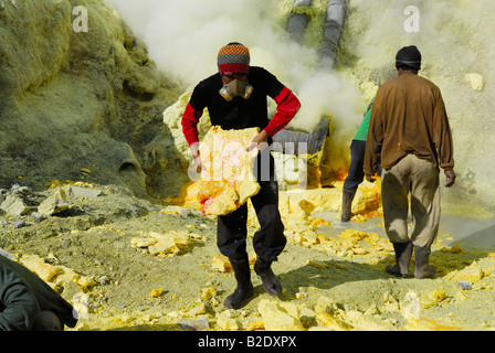 Volcan Kawah Ijen active un groupe de hommes est difficile et dangereux de soufre minière travaillent dans poisonously fumées, JAVA INDONÉSIE Banque D'Images