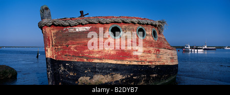 Close up detail de bateau de pêche abandonnés sur l'épave de l'estuaire du minerai à Orford Suffolk Angleterre UK Banque D'Images