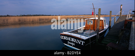 Pleasureboat amarré sur la rivière Alde Snape Maltings Suffolk Angleterre UK Banque D'Images