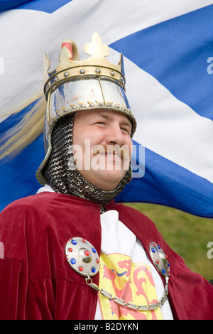 Robert the Bruce, roi d'Écosse holding sautoir ou Pavillon Saint Andrew's Cross, au Chevaliers de Monymusk groupe de reconstitution, Arbroath, Ecosse, Royaume-Uni Banque D'Images