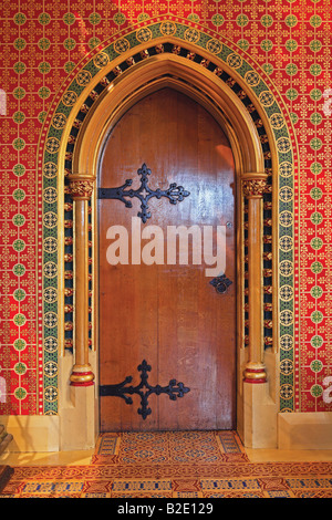 Porte gothique avec des carreaux Minton conçu par A.W.N. Pugin, église St Giles, Cheadle, Staffordshire, Angleterre Banque D'Images