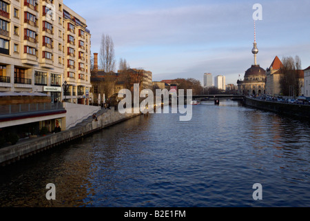 La rivière Spree avec musée Bode et tour de la télévision, Berlin, Allemagne Banque D'Images