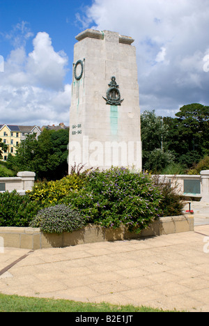 Monument commémoratif de guerre en plus de piste cyclable de la Baie de Swansea swansea glamorgan South Wales Banque D'Images