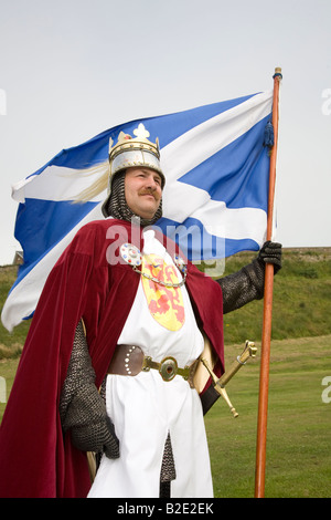 Robert the Bruce, roi d'Écosse holding sautoir ou Pavillon Saint Andrew's Cross, au Chevaliers de Monymusk groupe de reconstitution, Arbroath, Ecosse, Royaume-Uni Banque D'Images