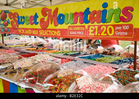 Friandises Pick n Mix, pickette de confiserie Pick and Mix, bouillie, fizzy, mousse, gelée, Rétro en étain, bonbon au chocolat Arbroath Angus, Écosse, Royaume-Uni Banque D'Images