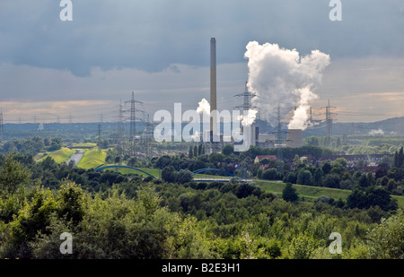 L'eau des déchets de la rivière Emscher, canal, Bostrop, vallée de la Ruhr, en Allemagne. La combustion des ordures power plant Essen-Karnap exécuter par RWE Power AG Banque D'Images