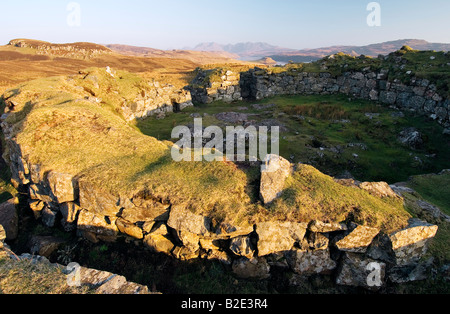 Broch Beag Dun double paroi 2000 ans règlement circulaire des fouilleurs clandestins, utilisant, à l'île de Skye, en Ecosse. Derrière les montagnes Cuillin Banque D'Images