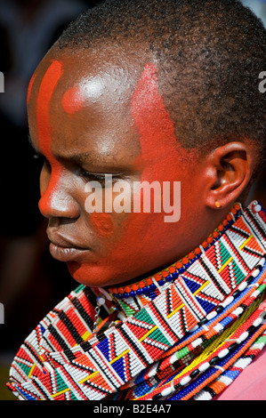 Femme africaine noire avec peinture aux couleurs vives et lumineuses beaded necklace Banque D'Images