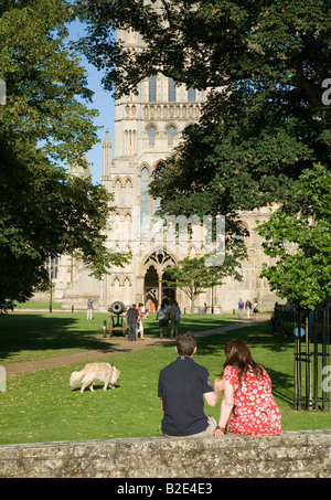 Visiteurs en dehors de la cathédrale d'Ely Cambridgeshire, Angleterre Banque D'Images