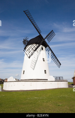 Ancien moulin à vent restauré du XIXe siècle sur le vert à Lytham St Annes Lancashire Angleterre Royaume-Uni Banque D'Images