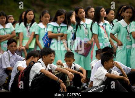 Les élèves des écoles secondaires catholiques Mansalay recueillir pour le début de l'école à Mansalay, Oriental Mindoro, Philippines. Banque D'Images