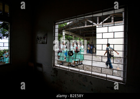 Les élèves des écoles secondaires catholiques Mansalay attendre pour la classe pour commencer à Mansalay, Oriental Mindoro, Philippines. Banque D'Images