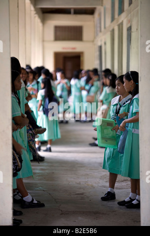 Les élèves des écoles secondaires catholiques Mansalay attendre pour la classe pour commencer à Mansalay, Oriental Mindoro, Philippines. Banque D'Images