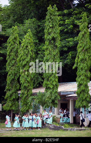 Les élèves des écoles secondaires catholiques Mansalay attendre pour la classe pour commencer à Mansalay, Oriental Mindoro, Philippines. Banque D'Images