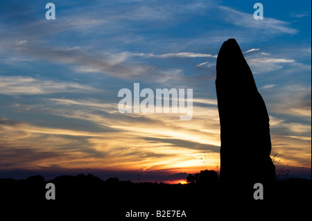 Pierres d'Avebury contre un coucher de soleil. Silhouette Banque D'Images