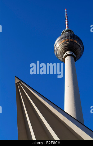 Low angle view of communication tower contre ciel bleu clair, Berlin, Allemagne Banque D'Images