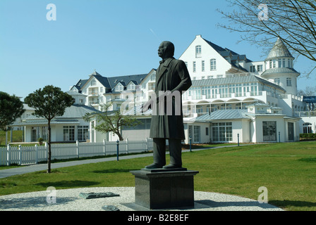 Statue de Theodor Fontane en face du village de vacances, Schwielowsee, Brandenburg, Allemagne Banque D'Images