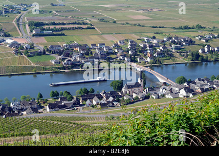 Vue aérienne de la barge en rivière, Piesport, Moselle, Rhénanie-Palatinat, Allemagne Banque D'Images