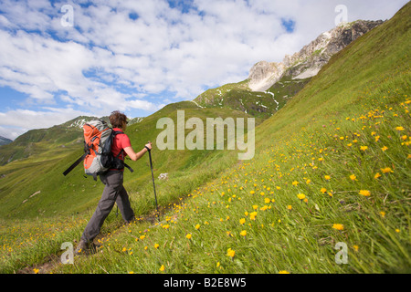 Vue arrière du femme marche sur montagne, Salzbourg, Autriche Banque D'Images
