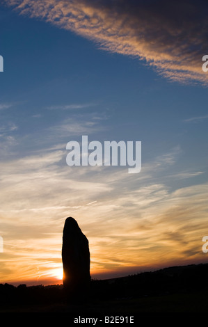 Pierres d'Avebury contre un coucher de soleil. Silhouette Banque D'Images