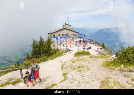 Femme marche à l'étage avec fils Kehlsteinhaus Adlerhorst Hoher Goell Tennengau Obersalzberg Alpes de Berchtesgaden Bavaria Allemagne Banque D'Images