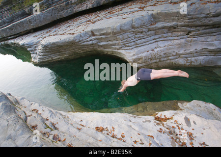 High angle view of man la plongée en rivière, Menfi, Korcula, Salzburger Land, Autriche Banque D'Images