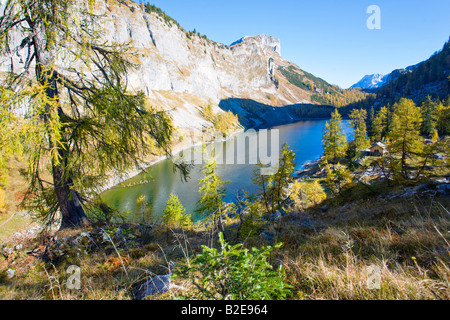 Portrait du lac entouré de montagnes, Lahngangsee Ausseer Vorderer, terres, Totes Gebirge, Salzkammergut, Autriche Banque D'Images