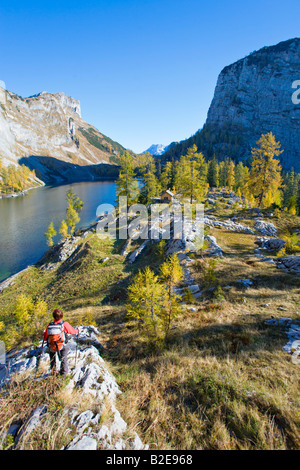 Randonneur debout sur rock avec Lahngangsee Terre Ausseer sac à dos Vorderer Bergwandern Totes Gebirge Salzkammergut Autriche Banque D'Images