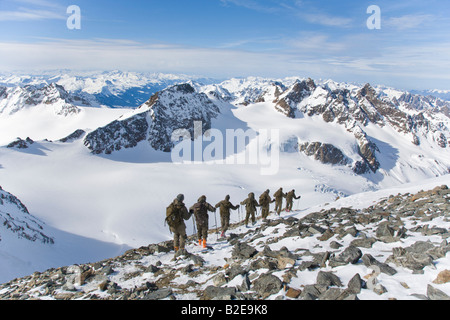 Vue arrière d'alpinistes marche sur snowcovered mountain Piz Linard Vorarlberg Autriche Silvretta Banque D'Images