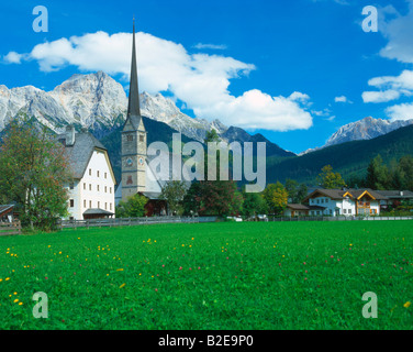 Église et maisons du village de Maria Alm Selbhorn Alpes de Berchtesgaden Pinzgau Salzburg Autriche Banque D'Images